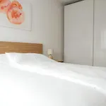 White - Free Parking Apartment *