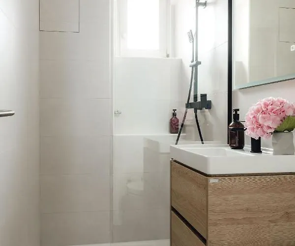 White - Free Parking شقة *