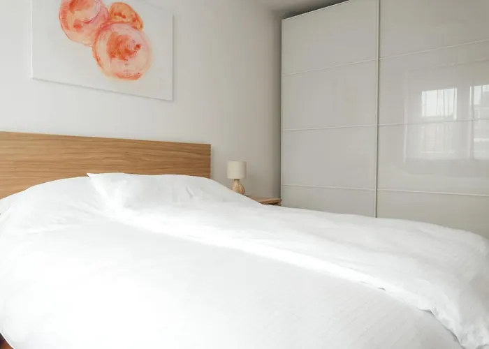 White - Free Parking شقة *